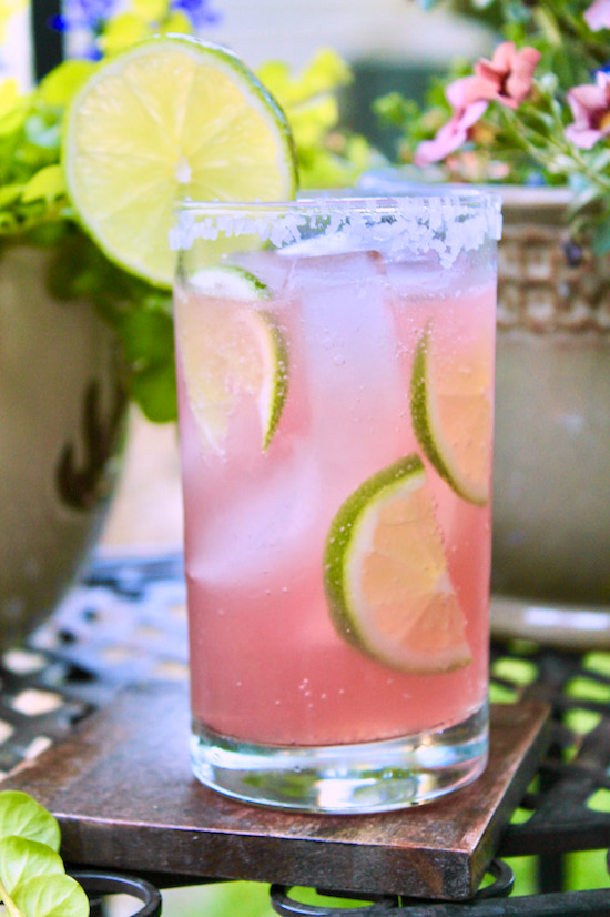 whiskey and grapefruit cocktail
