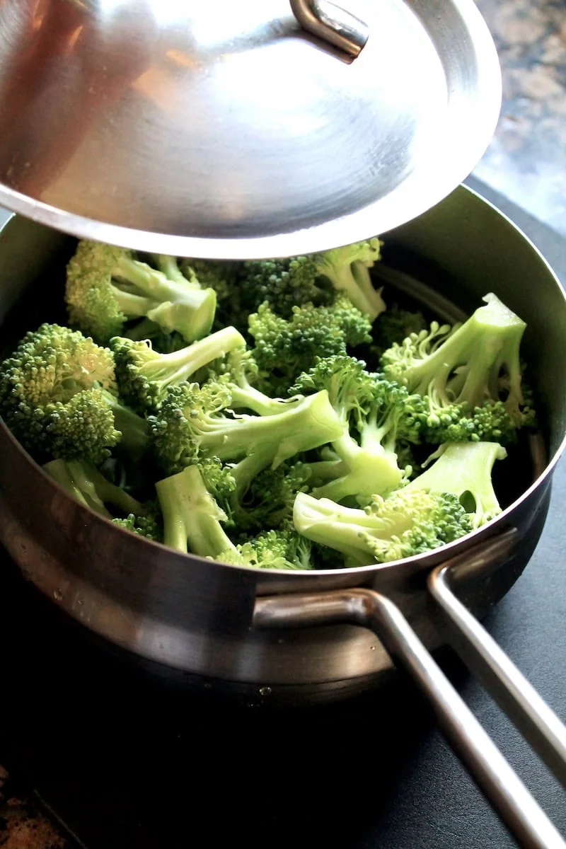 steam the broccoli in a steamer pot to make ground turkey with broccoli and rice