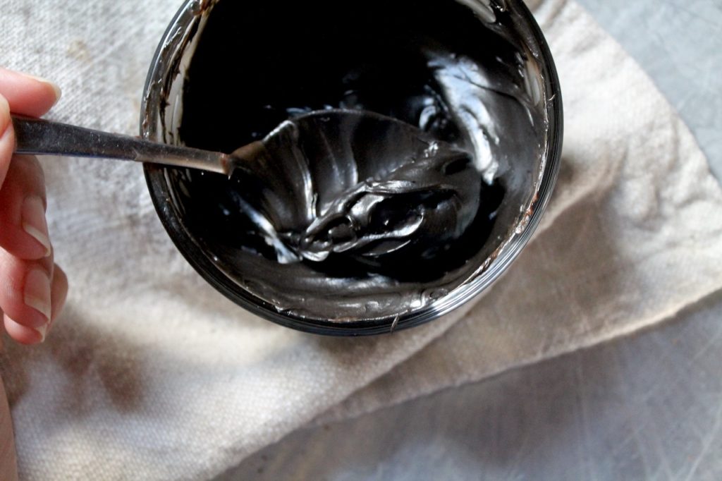 dye halloween frosting black