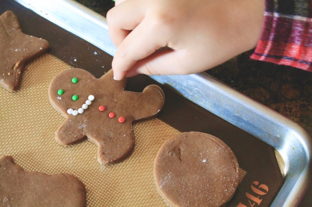 decorating gingerbread man