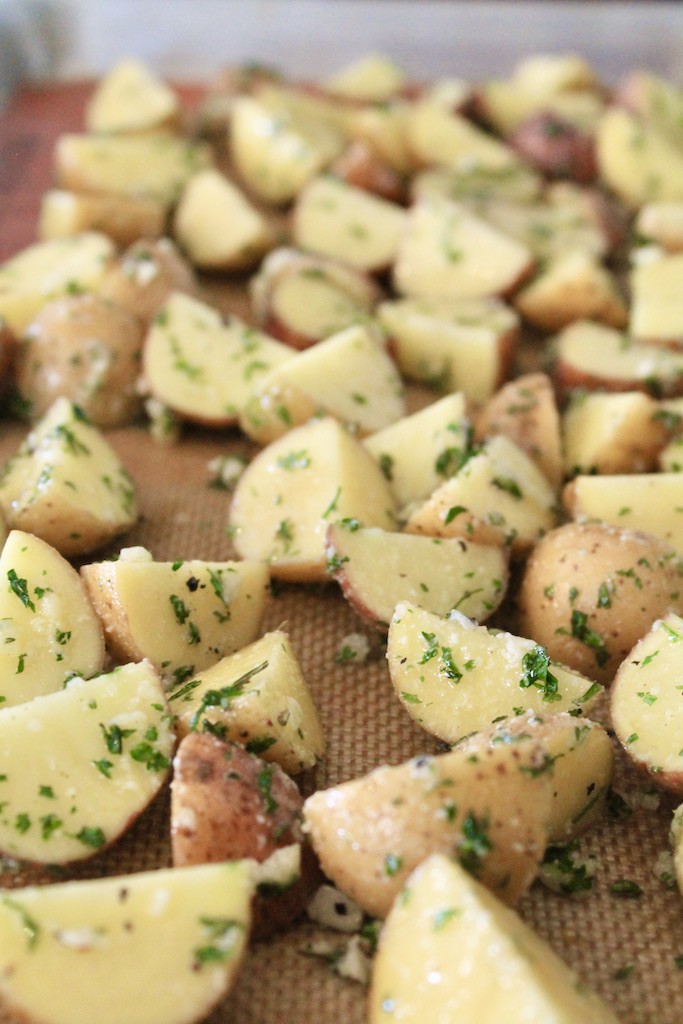 easy garlic roasted potatoes
