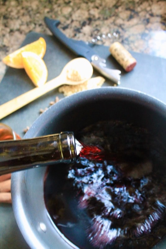 how to make easy spiced wine for the holidays