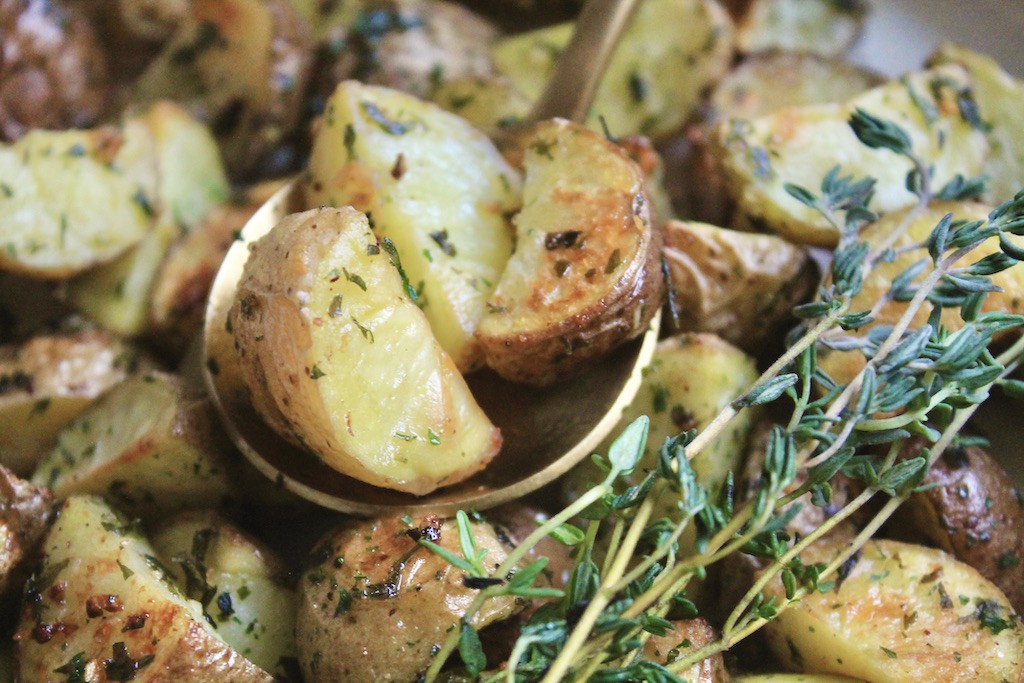 easy garlic roasted potatoes