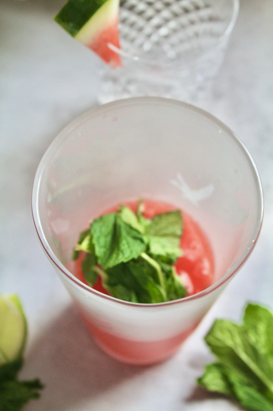 add mint to gin cocktail