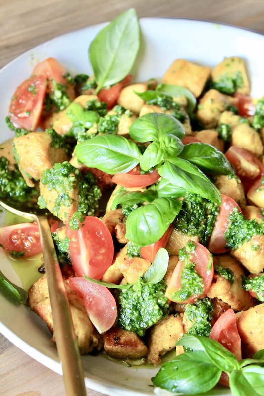 quick tomato basil chicken with fresh cherry tomato