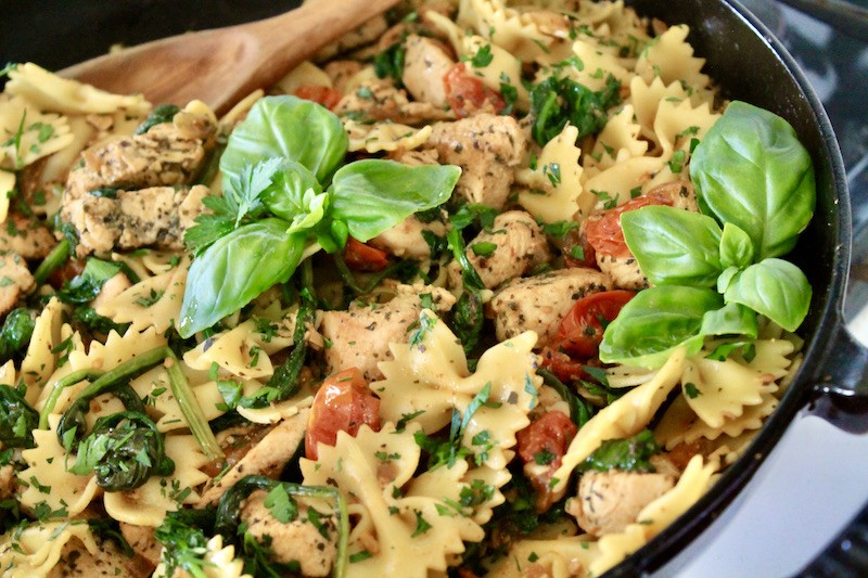 easy bowtie pasta with chicken and spinach