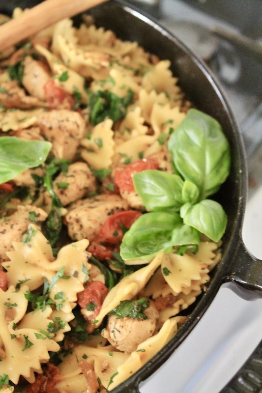 bowtie pasta with chicken spinach and tomatoes pasta dinner