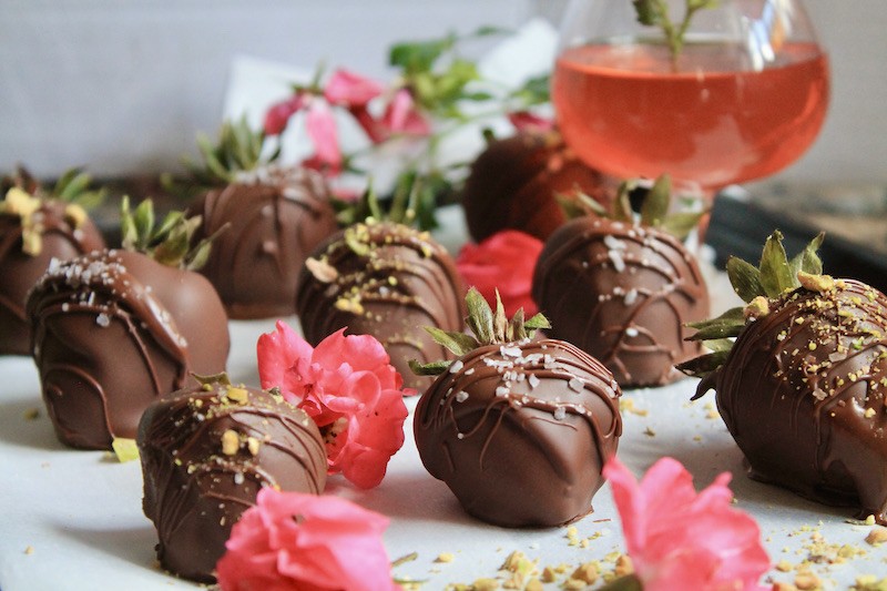 chocolate strawberries with salt and pistachio