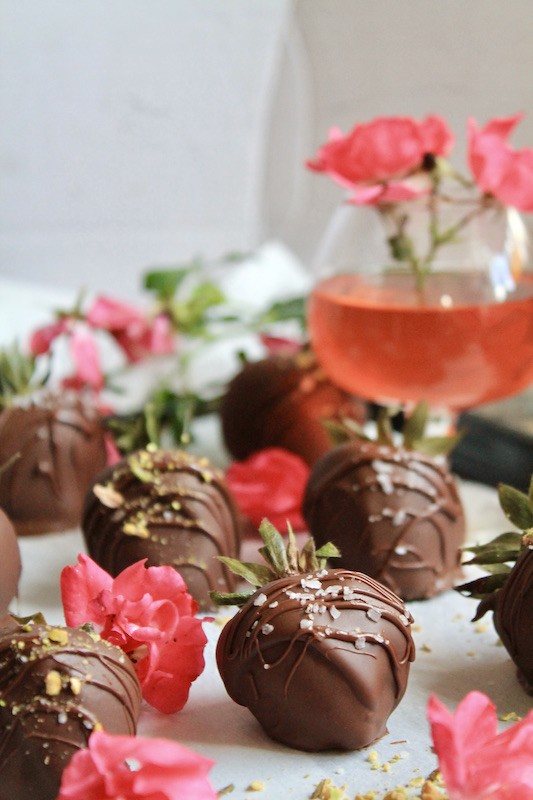 sea salt and pistachio chocolate strawberries