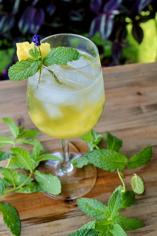 ripe pineapple smash wine spritzer