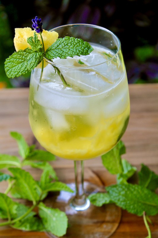 fresh pineapple spritzer cocktail