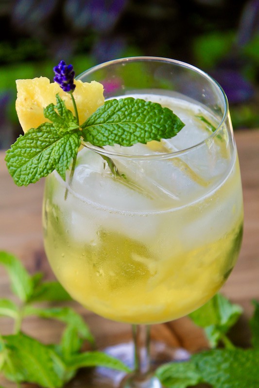minty pineapple spritz cocktail