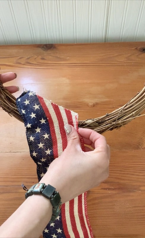 make an easy 4th of july burlap wreath