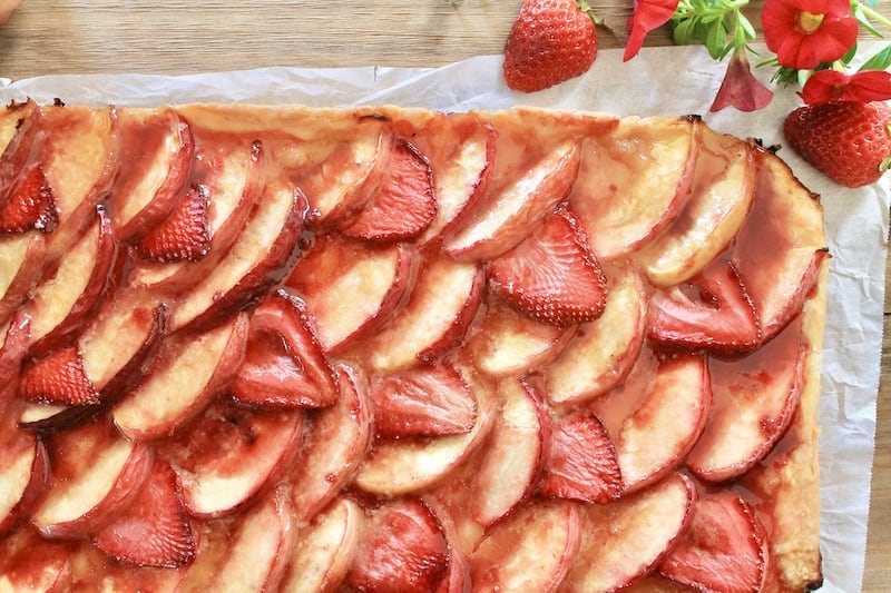 easy baked nectarine and strawberry fruit baked tart