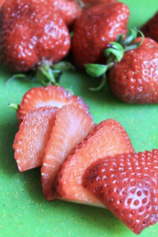 sliced strawberries for easy fruit tart