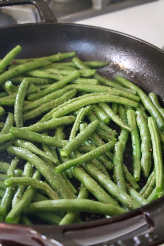 sauteed lemon garlic green beans on the stove top