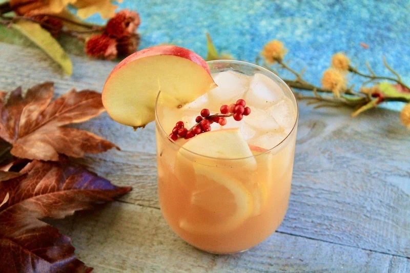 bourbon apple cider drink with vanilla