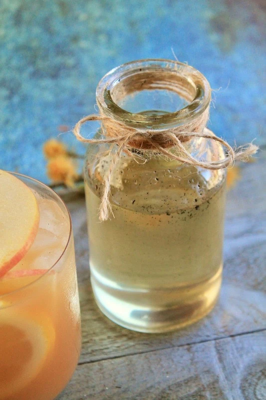 bourbon-apple-cider-drink-with-vanilla-syrup
