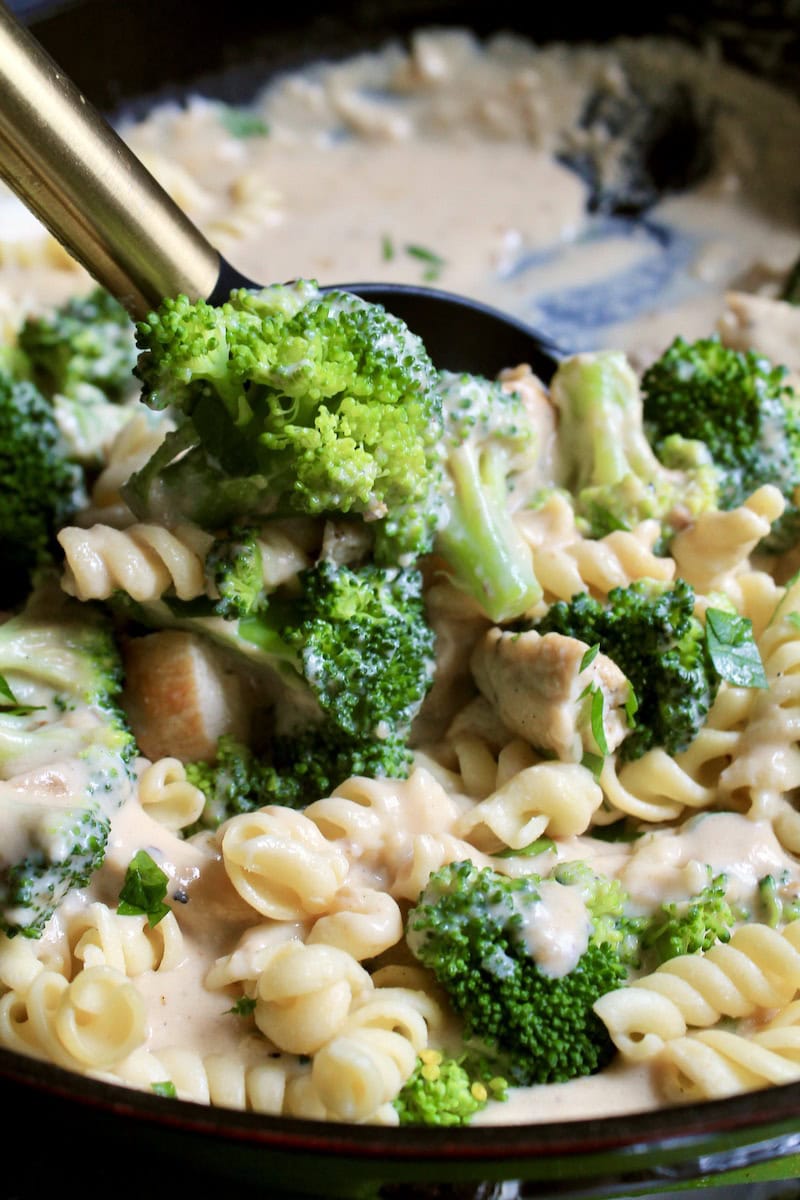 simple garlic creamy broccoli chicken pasta