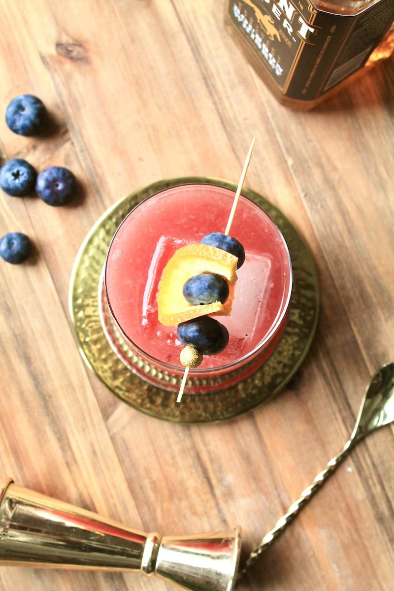 easy bourbon cocktail recipe with fresh blueberries