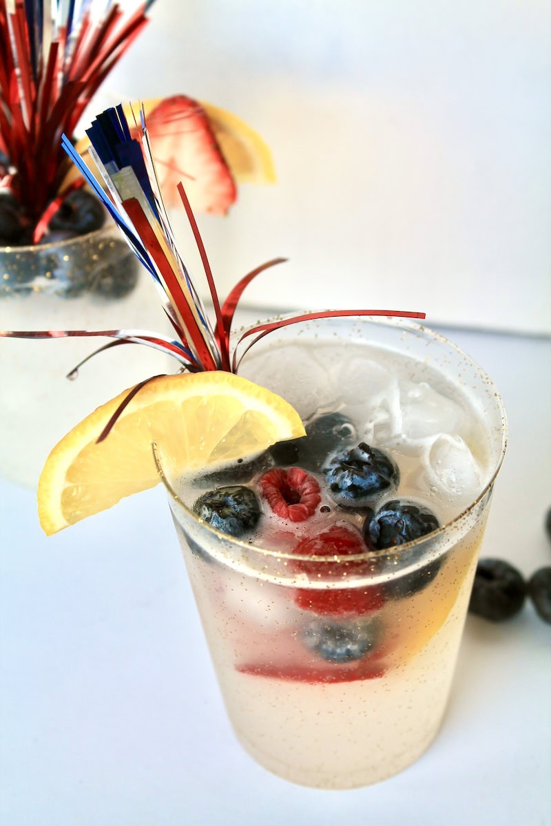 easy summer drinks with fresh berries and vodka