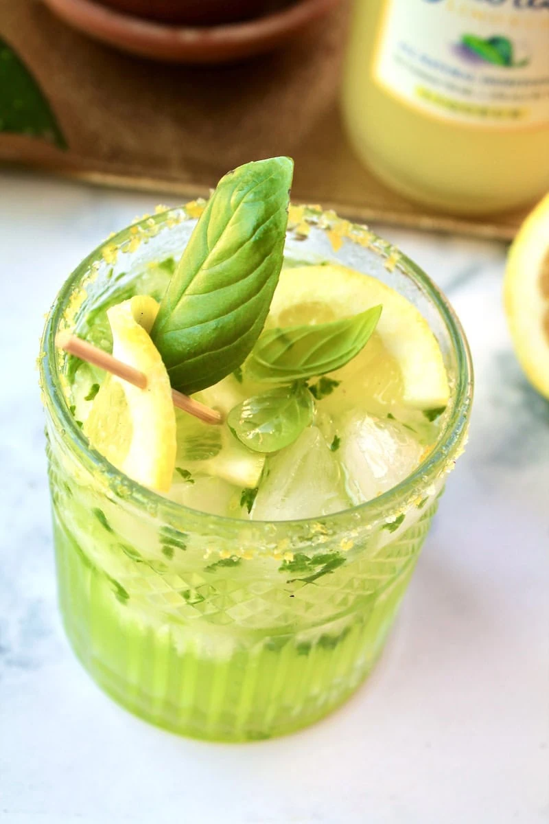 lemon cocktail with vodka and limoncello